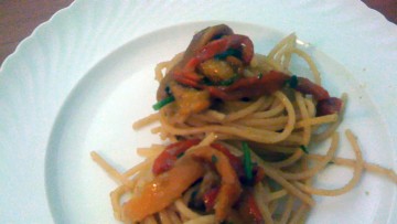 Spaghetti con peperoni e acciuga